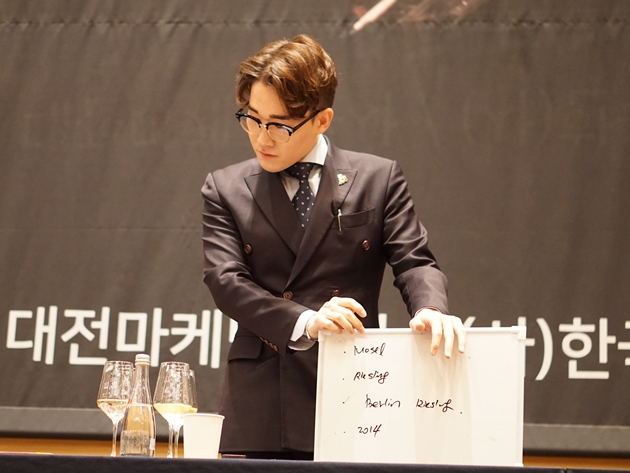 ▲ 더키친 살바토레 쿠오모의 조현철 소믈리에가 모젤와인부문 우승을 차지했다. <사진=한국국제소믈리에협회>