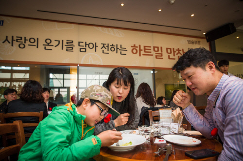 지난 3월 선천성 대사이상 환우들을 위한 하트밀 만찬 행사가 ‘더 키친 살바토레 앤 바’에서 열렸다. 