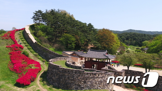  전북 고창군이 볼거리와 즐길거리, 먹거리와 체험거리를 연계한 관광자원 발굴로 관광객 600만명 시대를 열었다.   고창읍성© News1 박제철 기자