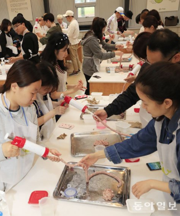 2일 동아일보 청년 창농캠프 참가자들이 전북 고창군 상하농원에서 소시지 만들기 체험을 하고 있다. 고창=박영철 기자 skyblue@donga.com