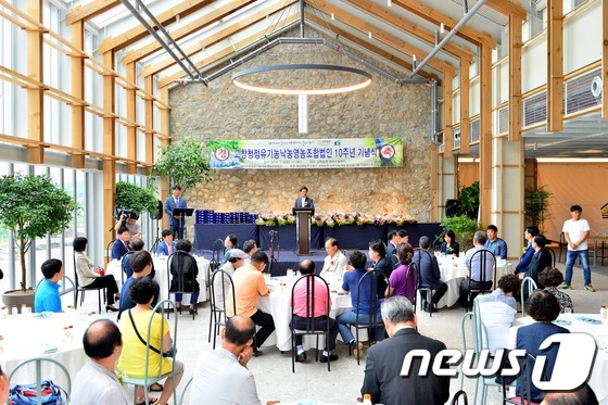 전북 고창군 유기농낙농영농조합법인(대표 오금열)이 6일 고창 상하농원에서 ‘유기농낙농영농조합법인 10주년 기념행사’를 개최했다. 유기상 고창군수가 축사를 하고 있다. © News1