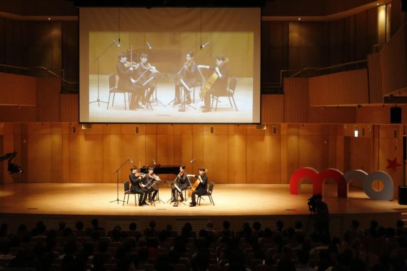 지난 7일 매일유업이 후원하는 2018 스페셜 뮤직&아트 페스티벌 개막식에서 노부스콰르텟이 오프닝 공연을 하고 있다. 