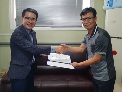 사진설명정해경 매일유업 FS특수사업부장(왼쪽)이 24일 김학규 교보특판 대리점주에게 자녀 장학금을 전달하고 기념촬영을 하고 있다. [사진 제공=매일유업]