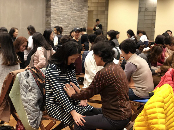 사진설명지난 21일 개최된 `앱솔루트 맘&그랜드맘스쿨` 행사에서 예비엄마와 할머니가 함께 태담 체조를 하는 모습. [사진 제공=매일유업]