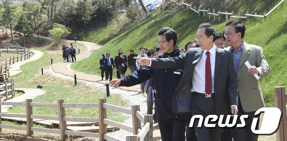 송하진 도지사는 18일 전북대도약을 위한 시군 방문 다섯번째로 고창군을 찾아 유기상 고창군수와 상하농원을 둘러보고 있다.