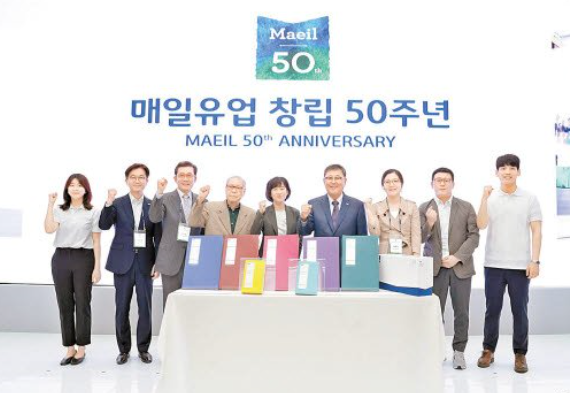 17일 열린 매일유업 창립 50주년 기념식에서 김정완 매일홀딩스 회장(오른쪽에서 네 번째), 김선희 매일유업 사장(가운데) 등 전·현직 임직원이 기념 촬영하고 있다.