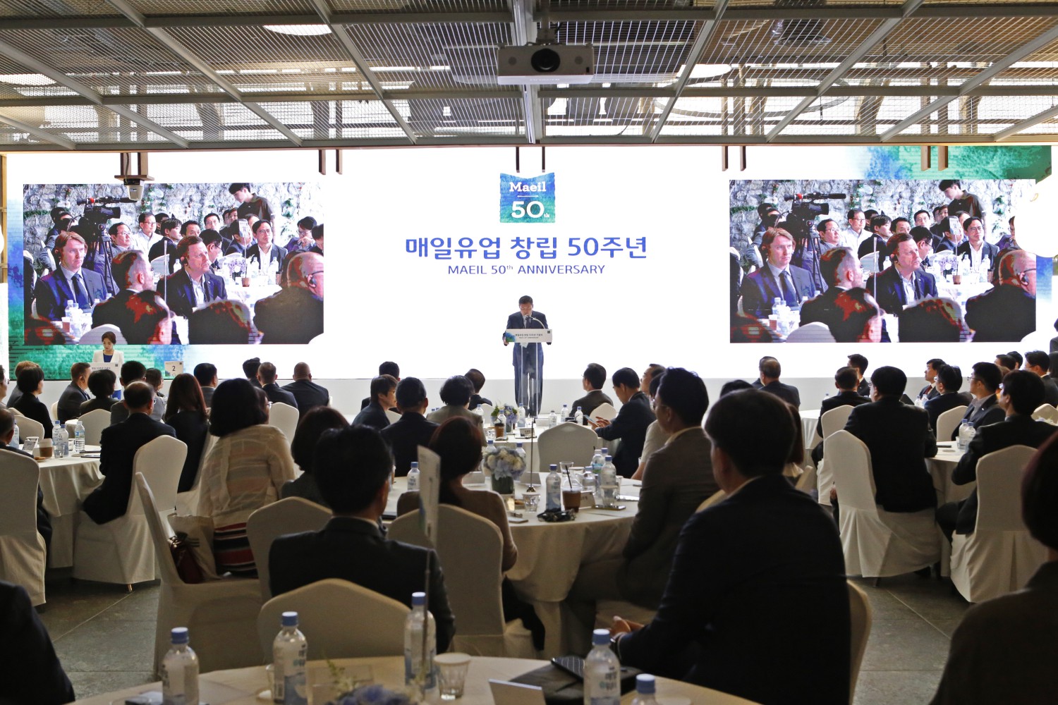 지난 5월17일 전북 고창군에 있는 상하농원 파머스빌리지에서 열린 매일유업 창립 50주년 기념식에서 김정완 매일홀딩스 회장이 기념사를 하고 있다. 