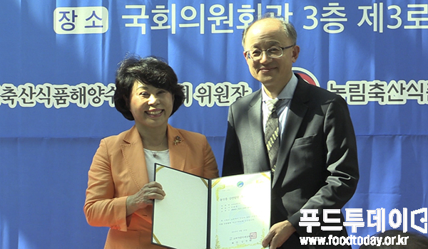 ▲ 왼쪽부터 김연화 소비자공익네트워크 회장, 권태훈 상하농원 대표 