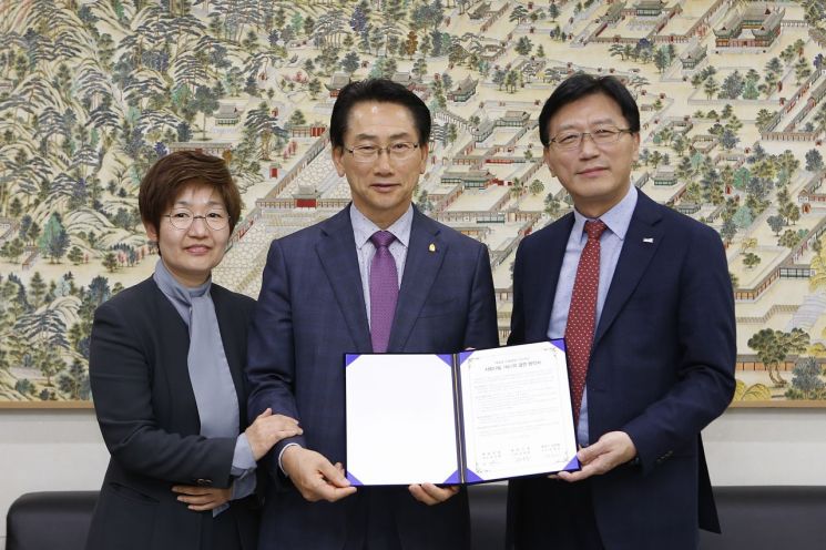 1사1동 결연 협약서 날인 후 기념 촬영하고 있는 매일유업 조성형 부사장, 김영종 종로구청장, 안영미 삼청동장 (사진 오른쪽부터)